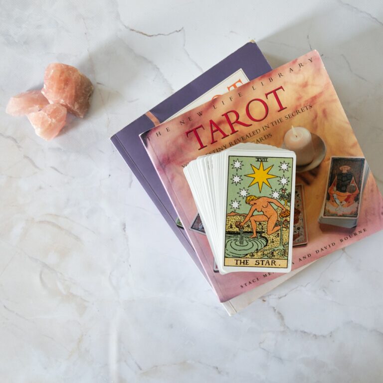 Lire la suite à propos de l’article Qu’est-ce que le Tarot et comment l’utiliser au quotidien ?
